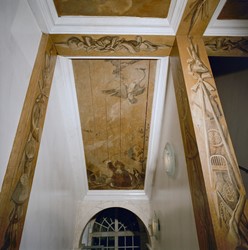 <p>De grisailles op de gangbetimmering in het Trippenhuis vertonen sterke overeenkomsten met de grisailles op het plafond van Simon van Haersolte. Op het plafond is een vogeltjesplafond geschilderd. [RCE, 303655]</p>
